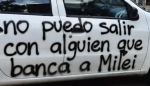 Defendió a Milei, se burló de jubilados y la pelea terminó escrita en su auto