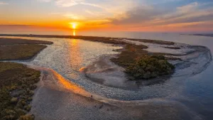El único lugar de Argentina donde el sol sale por el mar y se pone sobre un río