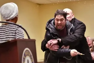 Crisis migratoria en Estados Unidos: atacan con una sustancia desconocida a una congresista durante una asamblea pública