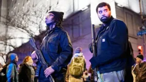 Integrantes del Partido Pantera Negra, con Paul Birdsong (a la derecha), marchando por el centro de Filadelfia el 8 de enero. (Allie Ippolito – The Inquirer)