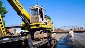 Impactante choque: un camión derribó un puente peatonal sobre avenida Circunvalación