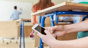 Santa Fe limita el uso de celulares en las aulas: "El foco debe volver al aprendizaje"