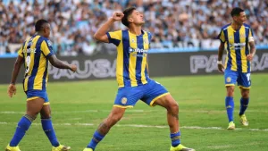 Racing descontó sobre el final del primer tiempo y ahora Central lo gana 2-1 en el Cilindro
