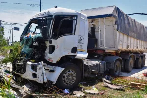 Choque entre dos camiones en colectora de Circunvalación: rescataron a uno de los choferes atrapado y lo llevaron al Heca en helicóptero