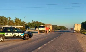 Un chofer murió en choque frontal entre un camión cisterna y otro con cereal sobre la ruta 34, a la altura de Casas