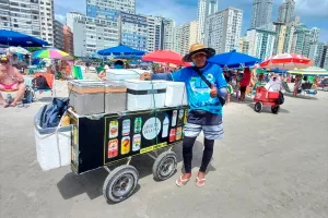 Verano 2026: ¿cuánto cuesta comer en las playas de Brasil comparado con Argentina?