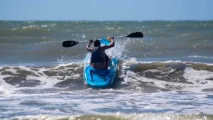 Denunciaron a un guardavidas de Villa Gesell por no rescatar a un kayakista en peligro: “Que aprenda”
