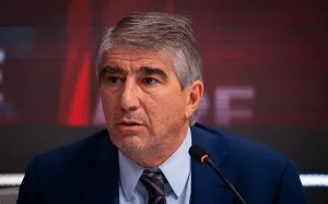 Mal trance del ministro de Gobierno, Fabián Bastía: un abogado, empleado de la provincia y también radical, lo agarró del cuello cerca de Casa de Gobierno