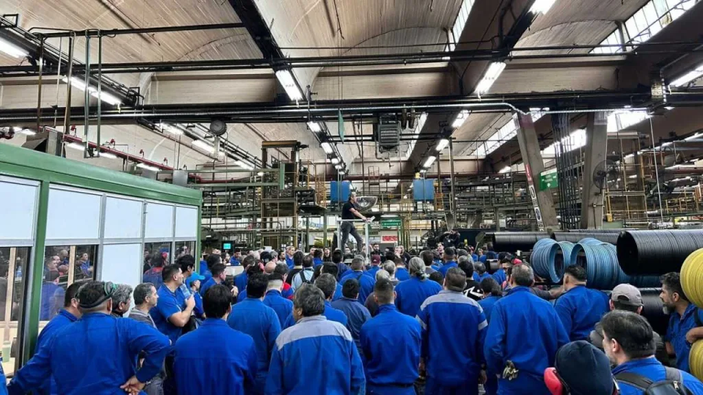Crisis en la industria del neumático: Fate no paga aumentos desde hace 13 meses y sus operarios denuncian un “laboratorio de la reforma laboral”