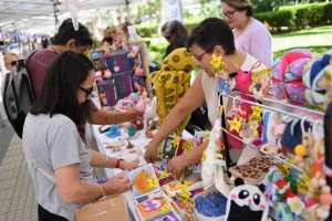Más de 60 emprendimientos locales protagonizaron la primera Feria Especial de Reyes en plaza Pringles