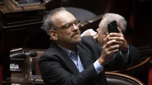 Fernando Iglesias debutó como embajador en Bélgica, tuvo un problema en el baño y terminó en la calle sin teléfono ni llaves