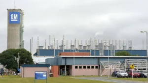 Crisis sin fin: General Motors anunció que extenderá suspensiones en su planta de Alvear durante 2026, operará con menos de 600 operarios y pagará salarios al 75%