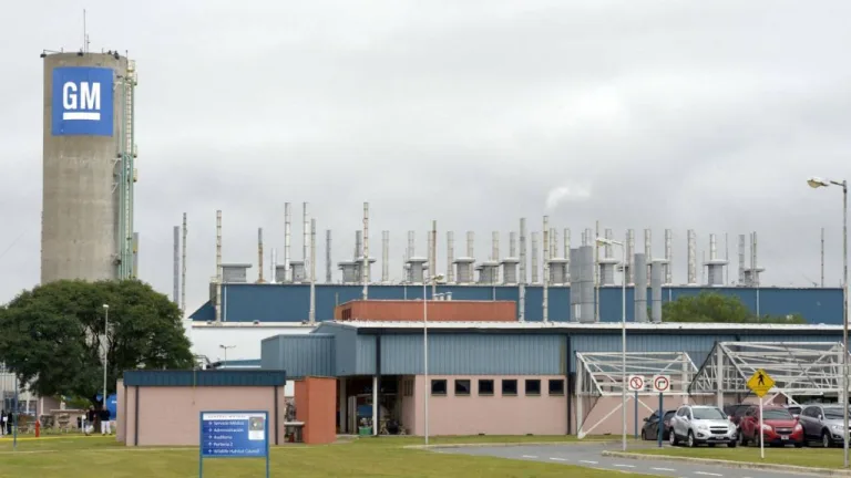 Crisis sin fin: General Motors anunció que extenderá suspensiones en su planta de Alvear durante 2026, operará con menos de 600 operarios y pagará salarios al 75%