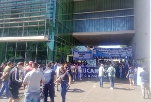 Se realizó un abrazo solidario en el Heca por la falta de inversión en las reparticiones públicas