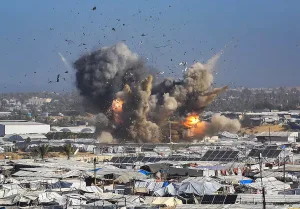 Para Israel no hay cese al fuego: bombardeó tiendas de refugiados en Gaza y asesinó al menos a 29 palestinos, varios de ellos mujeres y niños