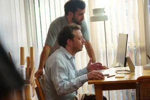 Juan Nemirovsky, el actor rosarino que la rompe con el aviso de tinte futbolero de Mercado Libre