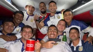 Escándalo en el fútbol argentino: jugadores de un equipo del ascenso se sacaron una foto con armas y alcohol