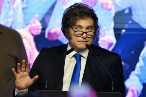 Por decreto, Milei afirma que este 2026 de incendios y cierre de empresas será el "Año de la Grandeza Argentina"