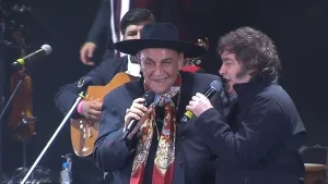 Cantando por un sueño de reelección en Jesús María: Javier Milei interpretó “Amor salvaje” junto con el Chaqueño Palavecino