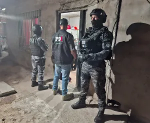 Triple crimen en Las Flores: diez allanamientos y una mujer detenida en un megaoperativo
