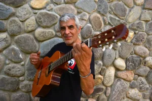 Un refugio para escuchar: El Aserradero abre su peña rosarina en Cosquín