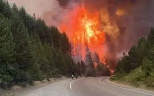 El fuego en Chubut no cesa y piden “extrema precaución” para circular por Ruta 40