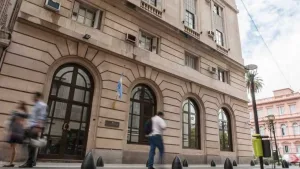 Silencio cómplice: la Justicia rechazó habilitar la feria para tratar el DNU de Milei que le permite a la Side detener sin orden judicial