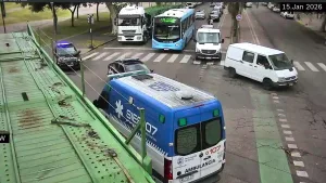 Impactante siniestro: una moto con dos personas terminó debajo de un camión mosquito