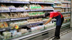 Increíble: una conocida cadena de supermercados ofrece sueldos de 407 mil pesos mensuales por jornadas de trabajo de 12 horas