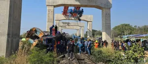 Tragedia en Tailandia: una grúa cayó sobre un tren y dejó al menos 30 muertos y 67 heridos