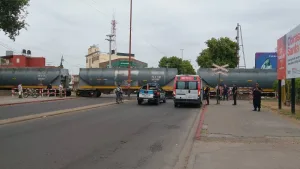Villa Gobernador Gálvez: un tren embistió a un hombre de 80 años y debieron amputarle una de sus piernas