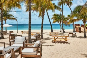 Explora la escena de los bares en Anguilla: diversidad, música en vivo y bebidas frente a la playa