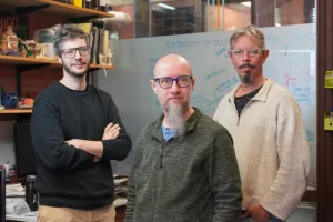 Ezequiel A. Galpern (izq.), Ignacio E. Sánchez y Diego Ferreiro en el Instituto de Química Biológica de la Facultad de Ciencias Exactas y Naturales (IQUIBICEN, CONICET-UBA).