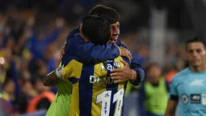 Angel Di Maria se abraza con un alcanzapelotas en Rosario Central