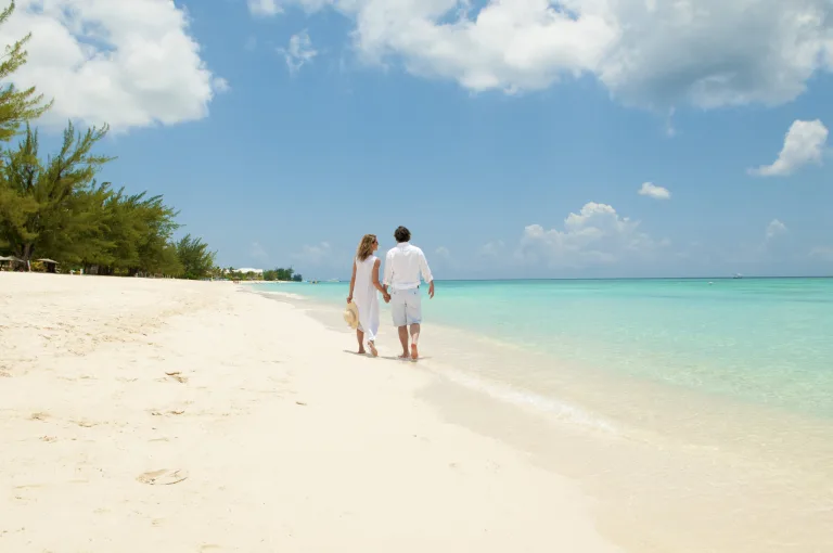 El amor encuentra su escape perfecto en las Islas Caimán