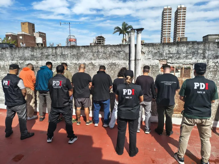 Cayó una casa de apuestas ilegales en Santa Fe: ocho aprehendidos, secuestro de drogas, pesos y dólares