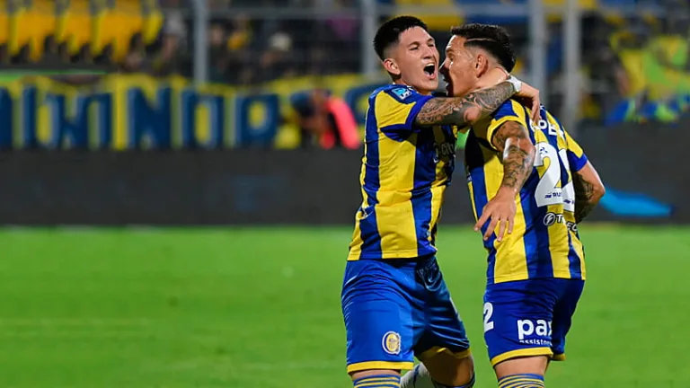 Ibarra y Copetti festejando un gol de Central en el Gigante