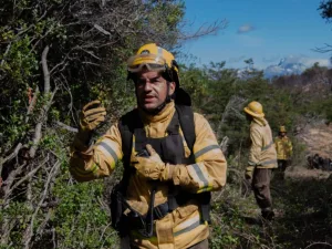 Bombero voluntario y director de Gestión de Riesgos encabeza a brigadistas santafesinos en el Sur