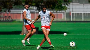 Cambios en busca de ese bendito triunfo: frente a Riestra jugarán Hoyos y Cóccaro en la ofensiva