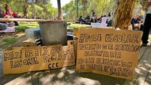 La CCC inició un acampe en plaza San Martín en reclamo de ayuda escolar y continuidad de planes Volver al Trabajo