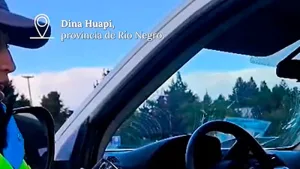 Le enseñó a manejar a su hijo adolescente en plena ruta y le retuvieron la licencia