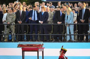 Pullaro acompañó a Milei en San Lorenzo y lo declaró "Huésped de Honor de la Provincia"