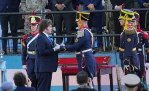 Milei, el sable corvo y la grieta: "Nos dicen cipayos, pero desfinanciaron a nuestras Fuerzas Armadas"