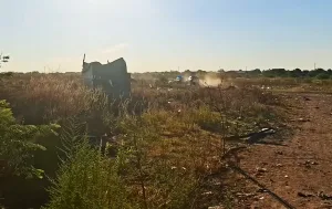 Conflicto en Villa Gobernador Gálvez entre familias que intentan asentarse en un terreno fiscal y la policía que irrumpió para desalojarlas