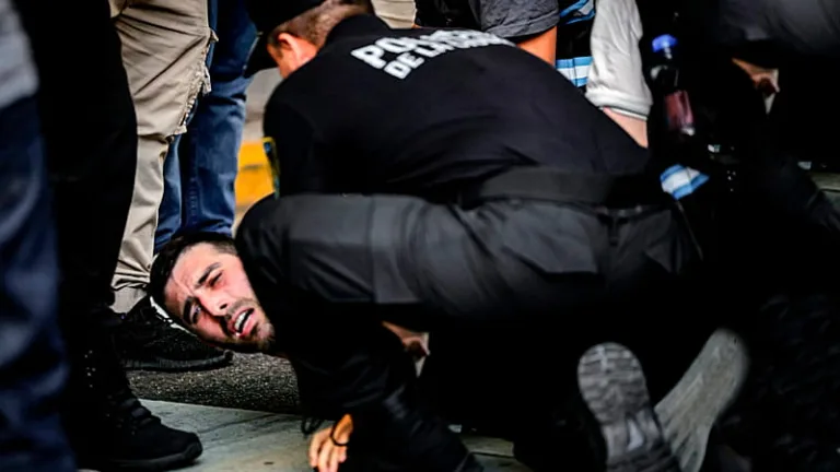 Otra jornada de brutal represión en los alrededores del Congreso con heridos, detenidos y en momentos que se debatía la Reforma Laboral