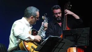 El dúo integrado por Marcelo Petetta y Gastón Bozzano interpretará obras de jazz y otras músicas populares en el ciclo Living Comedia