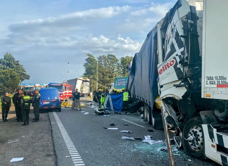 Un hombre murió en el choque entre tres camiones sobre la autopista Rosario-Buenos Aires a la altura del peaje de General Lagos