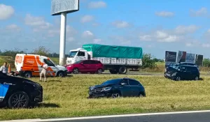 Caos de tránsito en autopista a Córdoba por dos choques que involucraron a cinco vehículos a la altura de Funes