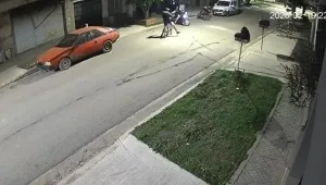 Desde una bicicleta, le dispararon a una joven de 25 años para robarle la moto