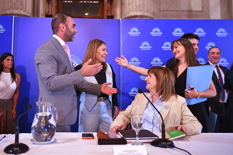 Como por un tubo: el oficialismo consiguió en el Senado dictamen exprés de la reforma antilaboral que modificó Diputados